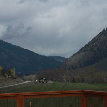 Tree To Me Inn Keremeos Exterior photo