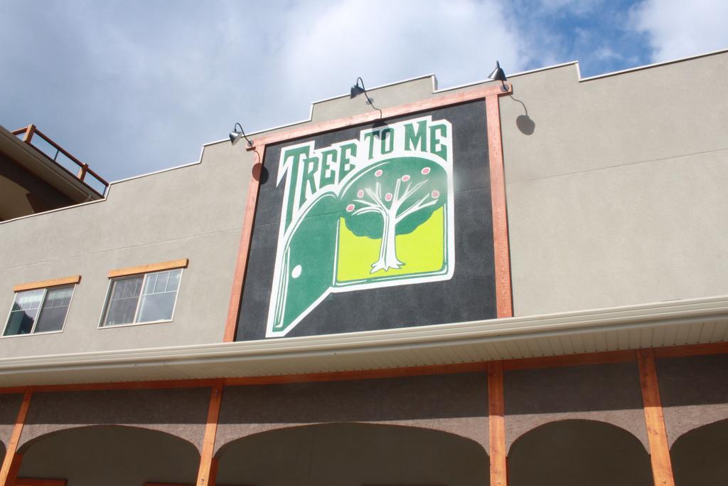 Tree To Me Inn Keremeos Exterior photo