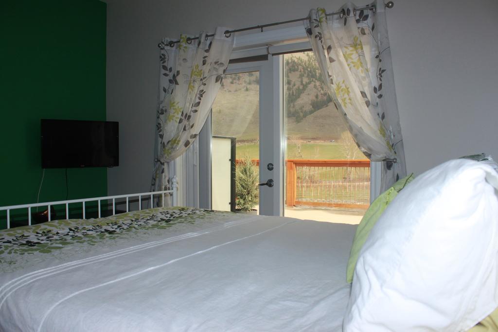 Tree To Me Inn Keremeos Room photo