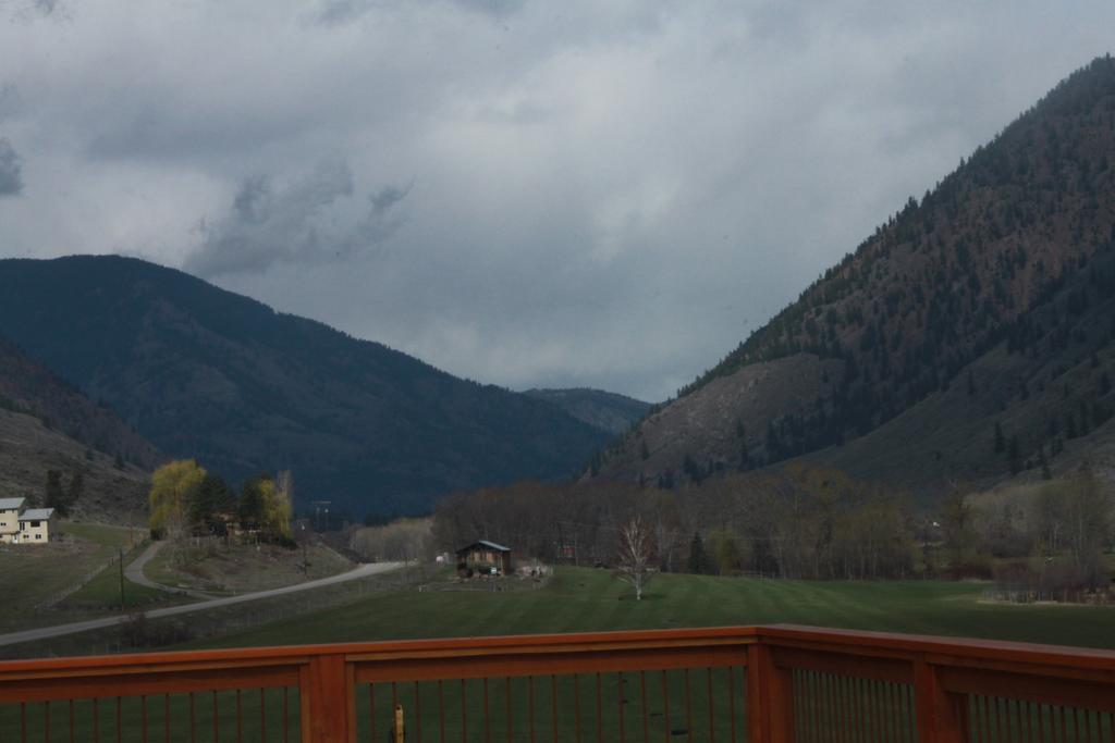Tree To Me Inn Keremeos Exterior photo